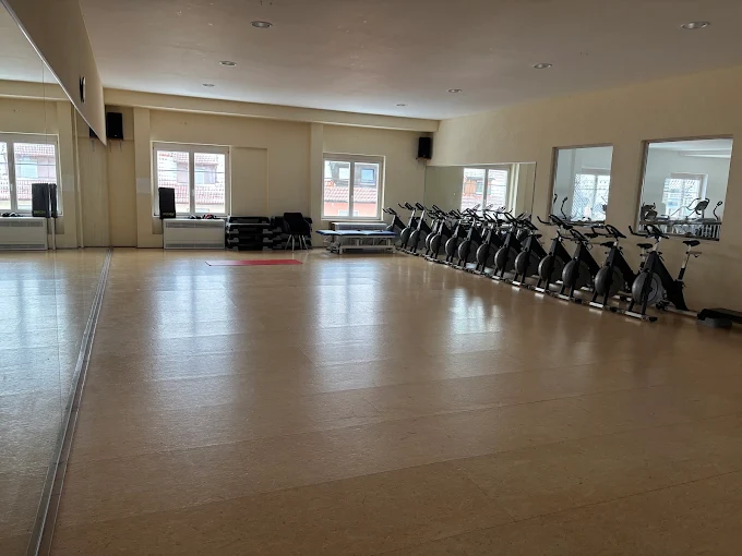 Kursraum mit Indoor-Cycling Bikes